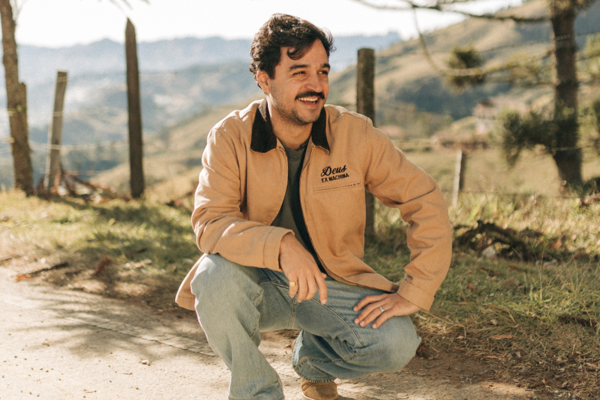 Envolvido com a música desde a adolescência, Leo Schiappadini aposta em pop leve em sua nova música de trabalho intitulada “Lado Bom”. Foto: Divulgação.