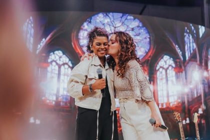 Amigas de longa data e já cantaram juntas no Diante do Trono, Nívea Soares e Ana Paula Valadão se uniram no single “Amigo Incomparável”. Foto: Divulgação.