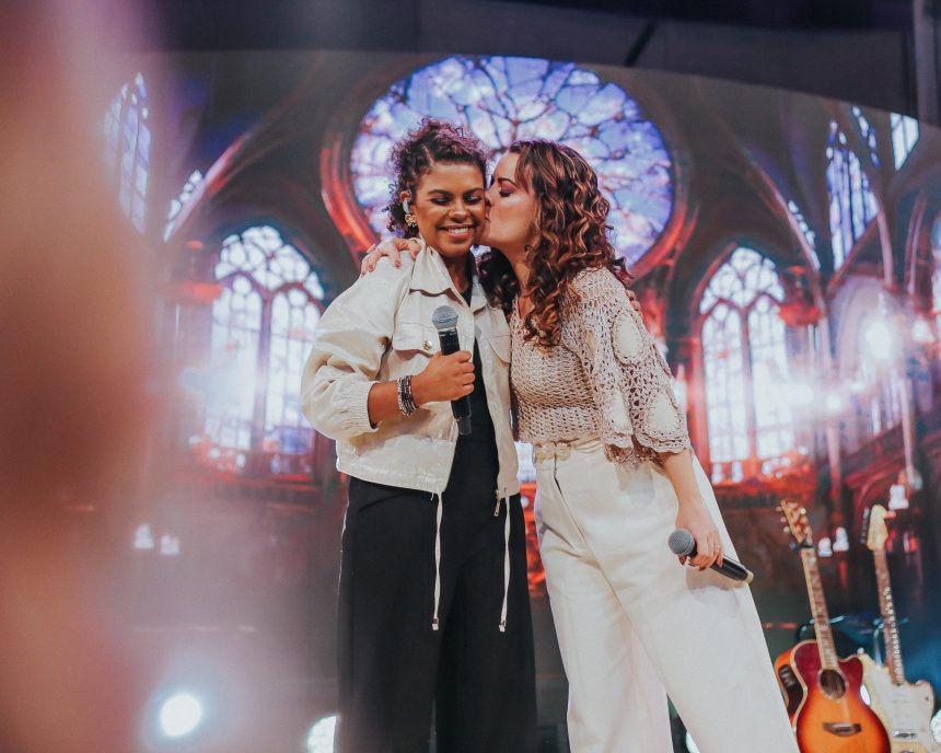 Amigas de longa data e já cantaram juntas no Diante do Trono, Nívea Soares e Ana Paula Valadão se uniram no single “Amigo Incomparável”. Foto: Divulgação.