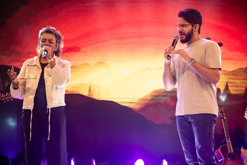 A cantora Nívea Soares apresenta a quinta música de trabalho do álbum “Abre os Selos”, chamada ''Te Damos Glória'' com Gabriel Guedes. Foto: Divulgação.