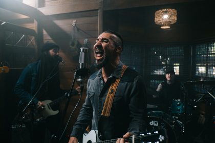 Rodolfo Abrantes retoma a carreira musical após um período sabático com o lançamento da romântica "Onde o Mel é Mais Doce". Foto: Divulgação.