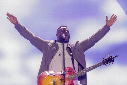 Recentemente, o cantor e compositor Samuel Messias, lançou o aguardado single “Maranata”, que faz parte de seu novo projeto ao vivo. Foto: Divulgação.