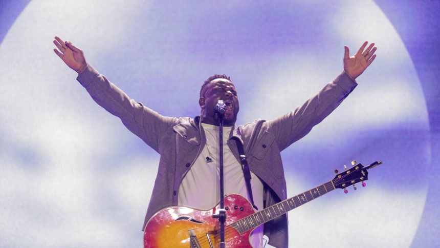 Recentemente, o cantor e compositor Samuel Messias, lançou o aguardado single “Maranata”, que faz parte de seu novo projeto ao vivo. Foto: Divulgação.