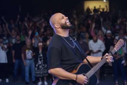 Uma das apostas da Central Gospel Music no estilo congregacional, o cantor e compositor Teo Brasil apresenta seu quinto lançamento. Foto: Divulgação.