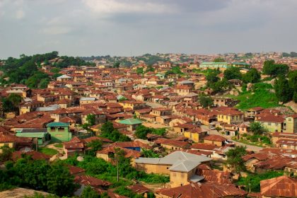 Pastor sobrevive a um ataque na Nigéria e agora vive deslocado com milhões de cristãos, enfrentando perseguição e violência extremista. Foto: Representativa/Pexels.