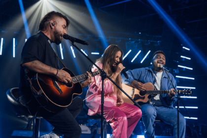 Sarah Beatriz apresenta a música, “Chega De Errar Pra Aprender”, com a participação de Mauro Henrique e Eli Soares. Foto: Divulgação.