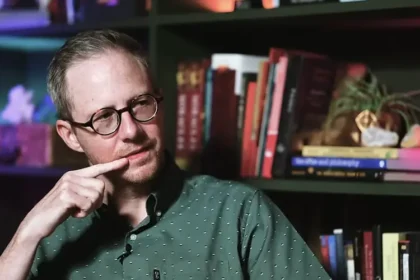 Ex-ateu e filósofo britânico, Philip Goff, surpreende ao anunciar sua conversão após quase três décadas de descrença. Foto: captura de tela/YouTube/Capturing Christianity