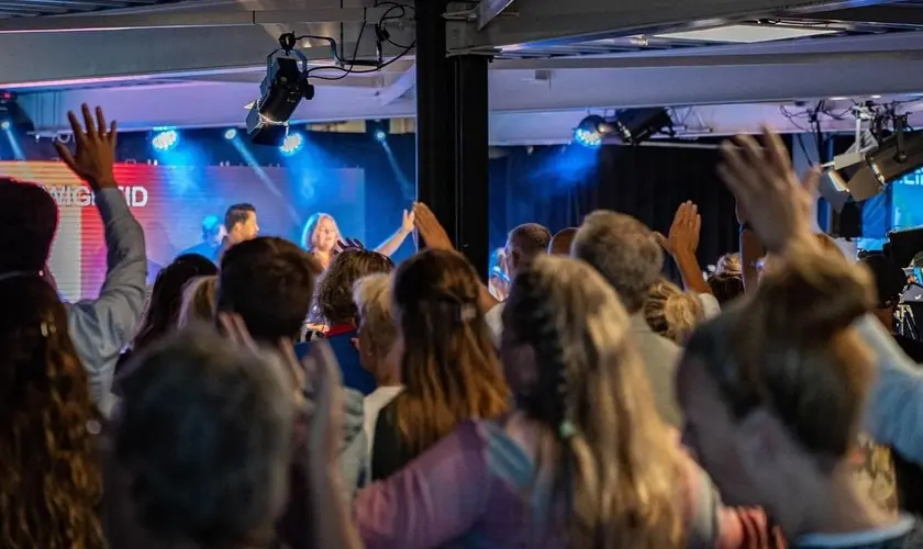 A igreja na Holanda, está vivendo um avivamento espiritual extraordinário, com cultos espontâneos que têm durado até 12 horas. Foto: Instagram/God’s Foundation