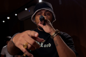 O rapper Felipe Lamark lançou o single "Eu Fico Firme", trazendo uma forte mensagem de reconexão espiritual. Foto: Divulgação.