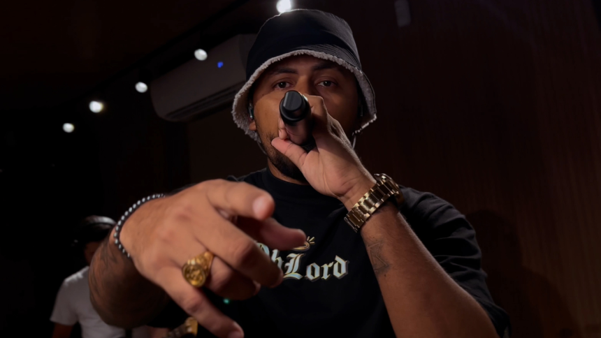 O rapper Felipe Lamark lançou o single "Eu Fico Firme", trazendo uma forte mensagem de reconexão espiritual. Foto: Divulgação.