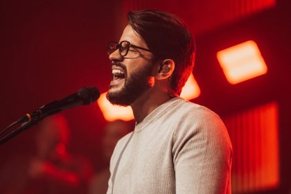 O cantor Gabriel Guedes, em parceria com a Bethel Music, apresenta a versão em português da canção “No One Like The Lord (We Crown You)”. Foto: Divulgação.