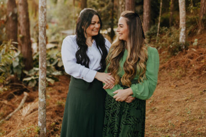 Recentemente, a dupla Gislaine e Mylena lançou "Deus Está Cuidando", um EP com cinco faixas que trazem uma mensagem forte de fé e esperança. Foto: Divulgação.