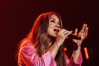 Sarah Beatriz lança "Tu És a Direção", destacando a confiança em Deus e a certeza de estar no caminho certo ao viver sob o propósito de Deus. Foto: Divulgação.