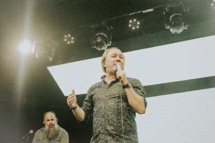 A nova música "Só De Cantar Teu Nome", uma colaboração entre os cantores Jeser Pires e David Quinlan, lançou nas plataformas digitais. Foto: Divulgação.