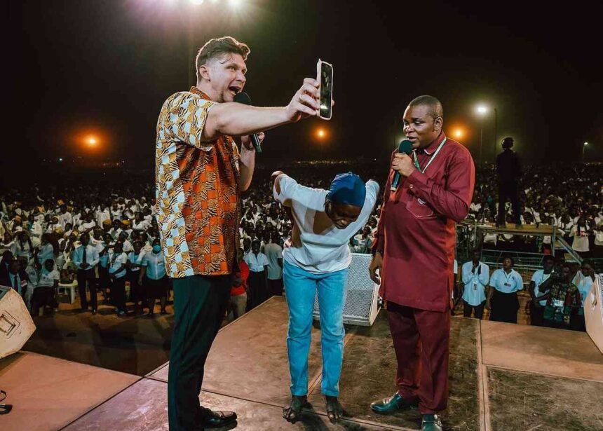 A Christ All for Nations (CfaN), sob a liderança de Daniel Kolenda, realizou uma poderosa cruzada evangelística na Nigéria. Foto: Christ All for Nations