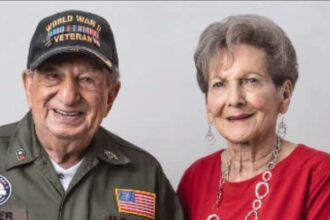 Com 98 anos, um veterano do exército e sua esposa são um verdadeiro exemplo de amor duradouro, celebrando 74 anos de casamento. Foto: Growing Bolder/ Facebook reel.