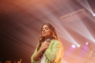 Após apresentar cinco faixas de seu álbum, a cantora Amanda Loyola agora traz o projeto em sua totalidade para o público. Foto: Divulgação.