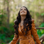 Aline Souza lançou, recentemente, seu mais recente single, “Seguirei Tua Voz”, uma composição autoral em parceria com Renato Cesar. Foto: Divulgação.