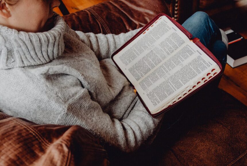 Projeto de lei na Rússia pode proibir cultos em igrejas domésticas, gerando críticas de líderes religiosos sobre a liberdade de culto. Foto: Representativa/Unsplash.