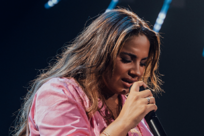 Sarah Beatriz lançou "O Grande Eu Sou", exaltando a grandeza de Deus e destacando Seu amor, cuidado e proteção pelos filhos. Foto: Divulgação.