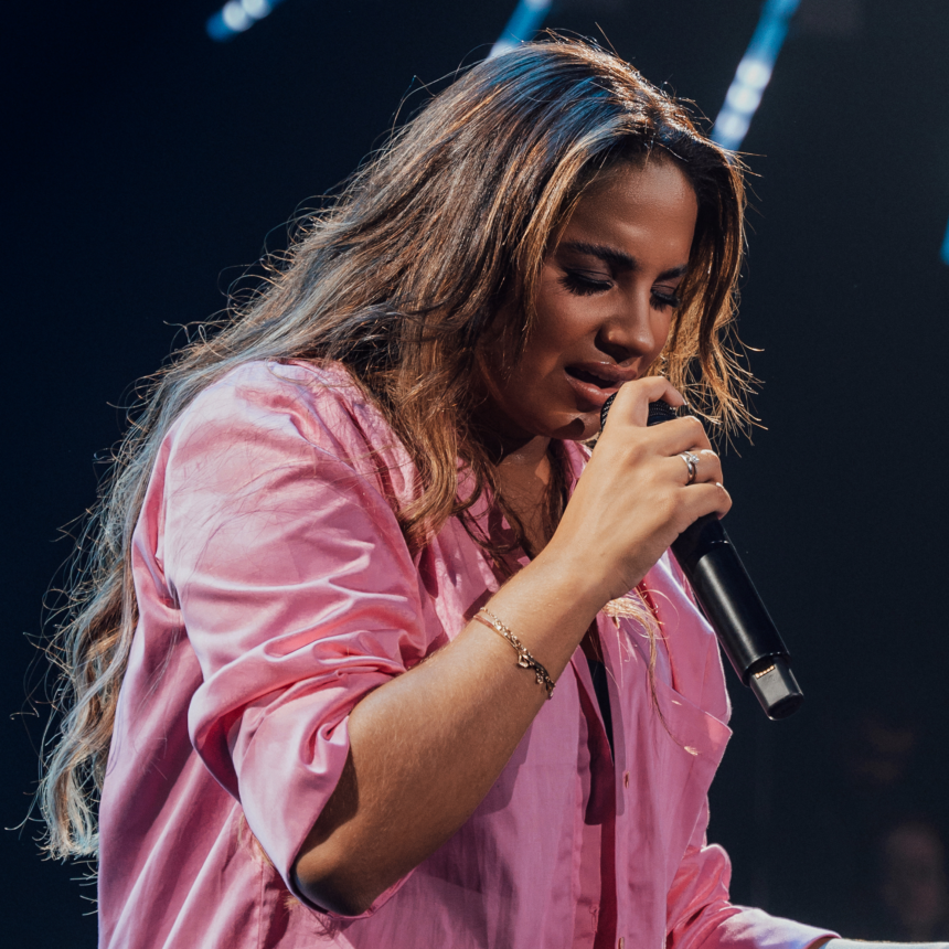 Sarah Beatriz lançou "O Grande Eu Sou", exaltando a grandeza de Deus e destacando Seu amor, cuidado e proteção pelos filhos. Foto: Divulgação.