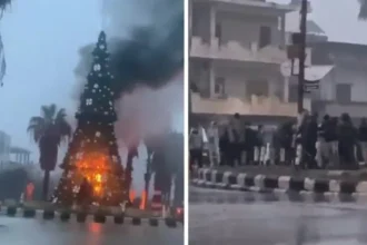 Uma árvore de Natal na Síria foi incendiada por combatentes ligados ao grupo jihadista Hay’at Tahrir al-Sham (HTS), apoiado pela Turquia. Foto: Reprodução/Greek City Times