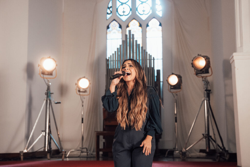 Gabriela Rocha encerra o ano com o lançamento do álbum ao vivo “A Igreja”