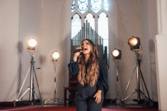 A cantora Gabriela Rocha apresenta o aguardado álbum “A Igreja”, que conta com a participação de um coral e um público selecionado. Foto: Divulgação.