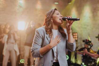 Jozyanne apresentou o emocionante single “É Quase Meia-Noite (Meu Coração Queima)”, parte de seu mais recente projeto gravado ao vivo. Foto: Divulgação.