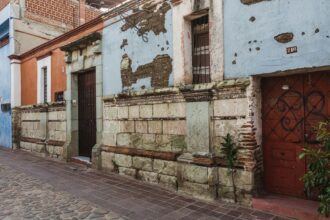 Uma família cristã teve sua casa incendiada por extremistas no México, supostamente por planejar construir uma igreja. Foto: Representativa/Unsplash.