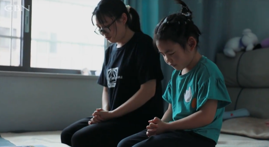 Menina com um buraco no coração é curada após cirurgia viabilizada pela fé e apoio do programa "Operação Bênção". Foto: Reprodução/CBN News