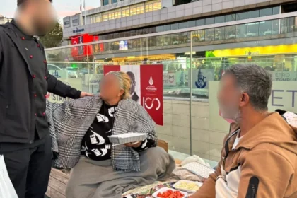 Ex-traficante e missionária brasileira lideram ministério em Istambul, transformando vidas com refeições, ajuda social e a mensagem de Jesus. Foto: Arquivo Pessoal.