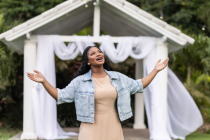 Thalita Roberta apresenta "Ele Chegou", seu segundo single inédito, com uma mensagem de fé, milagres e renovação espiritual. Foto: Divulgação.