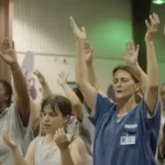 Culto em prisão: centenas de presas entregam suas vidas a Jesus em momento de louvor e mensagem de esperança. Foto: Captura de tela/YouTube/God Behind Bars