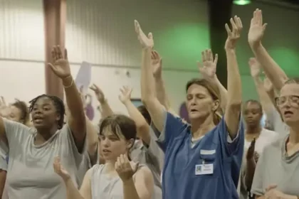 Culto em prisão: centenas de presas entregam suas vidas a Jesus em momento de louvor e mensagem de esperança. Foto: Captura de tela/YouTube/God Behind Bars