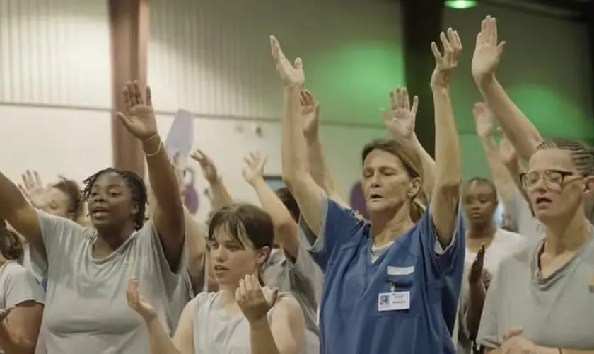 Culto em prisão: centenas de presas entregam suas vidas a Jesus em momento de louvor e mensagem de esperança. Foto: Captura de tela/YouTube/God Behind Bars