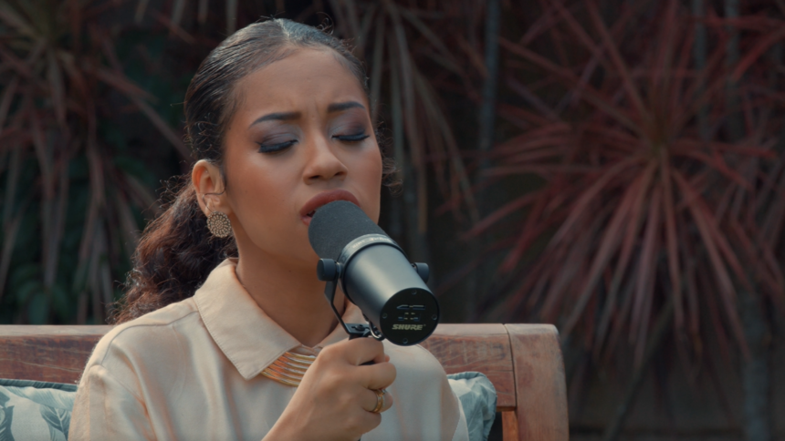 A cantora Izabela Ryos lançou, recentemente, seu primeiro EP, ''Para o Teu Louvor'', trazendo ao público uma nova experiência musical. Foto: Divulgação.