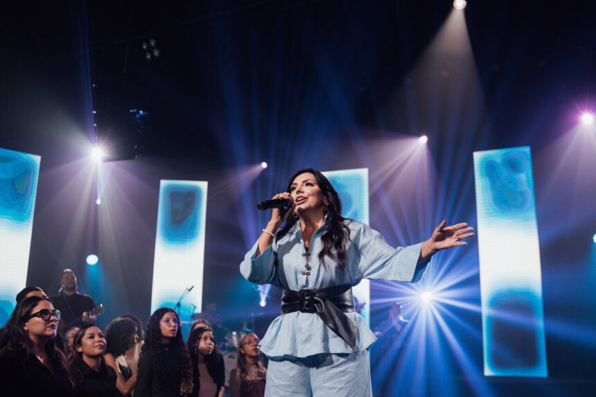 Eyshila lançou uma emocionante regravação de “Deus Forte”, que possui uma letra que reforça mensagens de fé e confiança no poder de Deus. Foto: Divulgação.