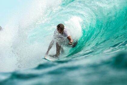 Cristão sobrevive a grave acidente de surfe no Havaí, testemunha o poder da oração e relata um milagre em sua recuperação. Foto: Representativa/Unsplash.