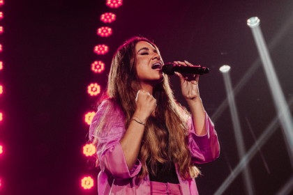 Sarah Beatriz lançou a faixa “A Alegria do Senhor”, que se destaca por ter uma proposta diferente de tudo que já apresentou até o momento. Foto: Divulgação.