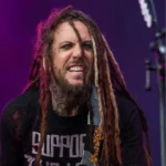 Guitarrista do 'Korn' compartilhou nas redes sociais um momento marcante de sua vida familiar: o batismo de sua mãe aos 83 anos. Foto: Reprodução/Wikimedia Commons/Sven Mandel/Instagram/Brian Welch