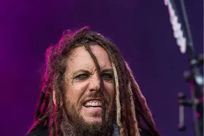 Guitarrista do 'Korn' compartilhou nas redes sociais um momento marcante de sua vida familiar: o batismo de sua mãe aos 83 anos. Foto: Reprodução/Wikimedia Commons/Sven Mandel/Instagram/Brian Welch