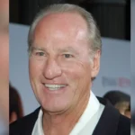 O renomado ator e diretor Craig T. Nelson, conhecido por seu papel na série "Young Sheldon" e por dublar o icônico personagem Sr. Incrível em "Os Incríveis", da Disney, falou sobre sua caminhada de fé em Jesus em meio à carreira em Hollywood. Com uma trajetória de mais de cinco décadas na indústria cinematográfica, Nelson destacou a importância de sua relação com Deus e como ela impacta suas escolhas profissionais e pessoais. Para o ator de 80 anos, a busca por algo que preencha o vazio espiritual sempre foi um tema relevante, tanto em sua vida pessoal quanto em seu novo projeto cinematográfico, "Green and Gold", um filme cristão dirigido pelos irmãos Anders e Davin Lindwall. "Minha fé é meu tudo. Percebi que havia algo que eu precisava, um relacionamento que deveria formar. Quando isso aconteceu, foi maravilhoso e inspirador", contou Craig ao The Christian Post. O filme, que estreia nos cinemas dos EUA em 31 de janeiro, aborda a história de Buck, um fazendeiro de laticínios em Wisconsin que enfrenta a falência e luta para preservar o legado de quatro gerações de sua família. Em meio a essa crise, Buck aposta em um campeonato de futebol e vence, encontrando esperança e renovação espiritual ao se reaproximar de Deus. Fé em Hollywood Craig T. Nelson compartilhou que sua jornada de fé guarda semelhanças com a do personagem Buck. "Ele se tornou dependente de sua própria força e acabou se sentindo vazio. Por desespero, se aproximou de Deus. Isso me atraiu para o papel, pois foi uma trajetória parecida com a minha", testemunhou o ator. Desde a década de 1970, Craig se destacou em diversas produções e revelou que a fé sempre desempenhou um papel importante em sua carreira. "Pergunto sempre: 'Isso glorifica a Deus? Isso incentiva à oração e ensina sobre a soberania Dele?'", disse sobre seus critérios para aceitar papéis. Além de Craig, o longa conta com um elenco composto por Brandon Sklenar, Madison Lawlor, Annabel Armour e Charlie Berens. O ator afirmou que interpretar Buck lhe deu uma nova perspectiva em seu relacionamento com Deus. Crescimento espiritual Aos 80 anos, Craig Nelson afirmou que continua aprendendo e crescendo espiritualmente. "A promessa dessa jornada é que você encontrará uma paz que nunca experimentou antes. É a verdade, o conhecimento que é tão bonito. E o mistério, porque Deus é perfeito", concluiu. O testemunho de Craig Nelson reflete como é possível manter a fé firme em um ambiente desafiador como Hollywood, inspirando muitos com sua vida e carreira guiadas por valores cristãos. Foto: Reprodução/Wikimedia Commons/Angela George