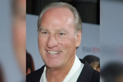 O renomado ator e diretor Craig T. Nelson, conhecido por seu papel na série "Young Sheldon" e por dublar o icônico personagem Sr. Incrível em "Os Incríveis", da Disney, falou sobre sua caminhada de fé em Jesus em meio à carreira em Hollywood. Com uma trajetória de mais de cinco décadas na indústria cinematográfica, Nelson destacou a importância de sua relação com Deus e como ela impacta suas escolhas profissionais e pessoais. Para o ator de 80 anos, a busca por algo que preencha o vazio espiritual sempre foi um tema relevante, tanto em sua vida pessoal quanto em seu novo projeto cinematográfico, "Green and Gold", um filme cristão dirigido pelos irmãos Anders e Davin Lindwall. "Minha fé é meu tudo. Percebi que havia algo que eu precisava, um relacionamento que deveria formar. Quando isso aconteceu, foi maravilhoso e inspirador", contou Craig ao The Christian Post. O filme, que estreia nos cinemas dos EUA em 31 de janeiro, aborda a história de Buck, um fazendeiro de laticínios em Wisconsin que enfrenta a falência e luta para preservar o legado de quatro gerações de sua família. Em meio a essa crise, Buck aposta em um campeonato de futebol e vence, encontrando esperança e renovação espiritual ao se reaproximar de Deus. Fé em Hollywood Craig T. Nelson compartilhou que sua jornada de fé guarda semelhanças com a do personagem Buck. "Ele se tornou dependente de sua própria força e acabou se sentindo vazio. Por desespero, se aproximou de Deus. Isso me atraiu para o papel, pois foi uma trajetória parecida com a minha", testemunhou o ator. Desde a década de 1970, Craig se destacou em diversas produções e revelou que a fé sempre desempenhou um papel importante em sua carreira. "Pergunto sempre: 'Isso glorifica a Deus? Isso incentiva à oração e ensina sobre a soberania Dele?'", disse sobre seus critérios para aceitar papéis. Além de Craig, o longa conta com um elenco composto por Brandon Sklenar, Madison Lawlor, Annabel Armour e Charlie Berens. O ator afirmou que interpretar Buck lhe deu uma nova perspectiva em seu relacionamento com Deus. Crescimento espiritual Aos 80 anos, Craig Nelson afirmou que continua aprendendo e crescendo espiritualmente. "A promessa dessa jornada é que você encontrará uma paz que nunca experimentou antes. É a verdade, o conhecimento que é tão bonito. E o mistério, porque Deus é perfeito", concluiu. O testemunho de Craig Nelson reflete como é possível manter a fé firme em um ambiente desafiador como Hollywood, inspirando muitos com sua vida e carreira guiadas por valores cristãos. Foto: Reprodução/Wikimedia Commons/Angela George