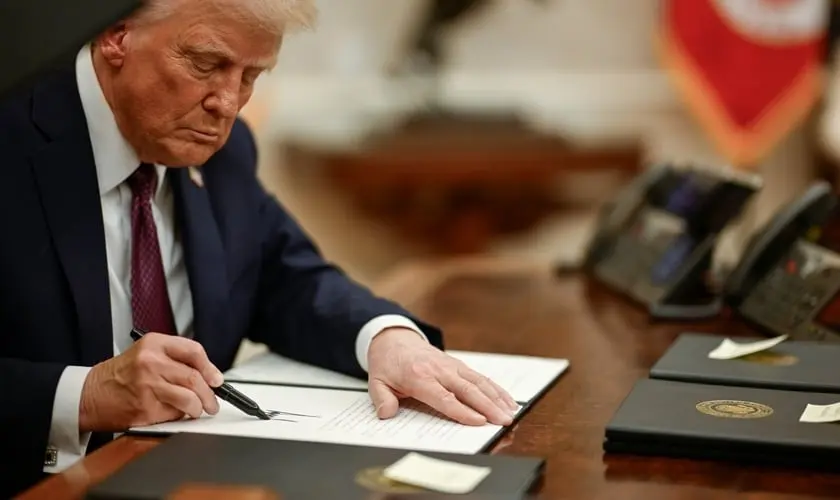 Donald Trump tem assinado uma série de ordens executivas e diretivas administrativas que retomam uma agenda pró-vida. Foto: White House.