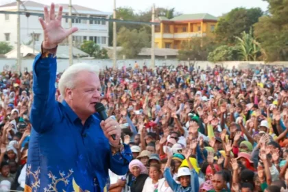 Muçulmanos realizam protestos na Indonésia contra a presença de evangelistas que estavam no país para um festival cristão em Sulawesi Central. Foto: Reprodução/Facebook/Peter Youngren