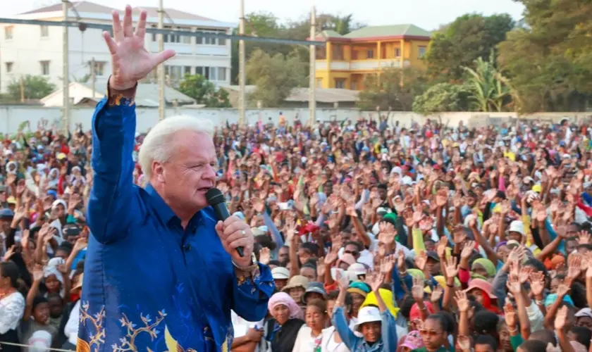 Muçulmanos realizam protestos na Indonésia contra a presença de evangelistas que estavam no país para um festival cristão em Sulawesi Central. Foto: Reprodução/Facebook/Peter Youngren