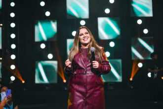 Sarah Farias lança O Céu Está Baixinho, uma canção de adoração gravada ao vivo, exaltando a presença de Deus. Foto: Divulgação.