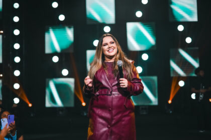 Sarah Farias lança O Céu Está Baixinho, uma canção de adoração gravada ao vivo, exaltando a presença de Deus. Foto: Divulgação.