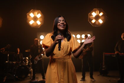 Larissa Santos lançou seu mais novo single, "O Decreto", que conduz os ouvintes em uma profunda jornada de adoração e confiança em Deus. Foto: Divulgação.